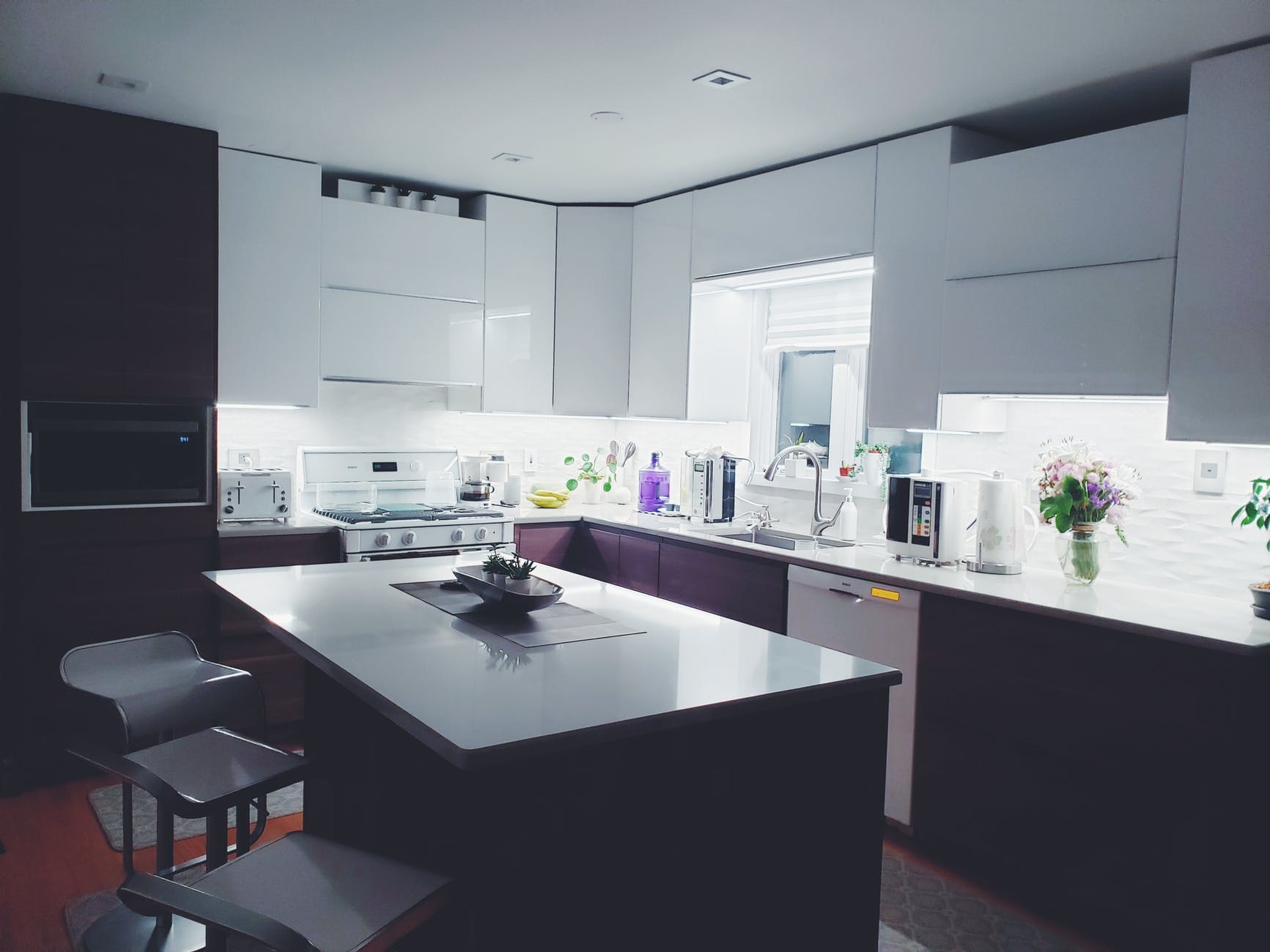 https://www.simplelighting.co.uk/blog/wp-content/uploads/2020/07/kitchen-with-under-cabinet-lighting.jpg